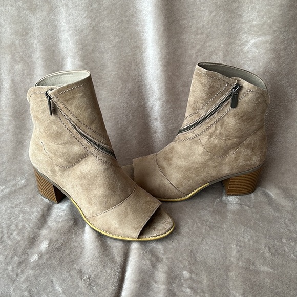 White Mountain Dara Peep Toe Faux Suede Ankle Boots, Size 9.5M - Picture 15 of 15